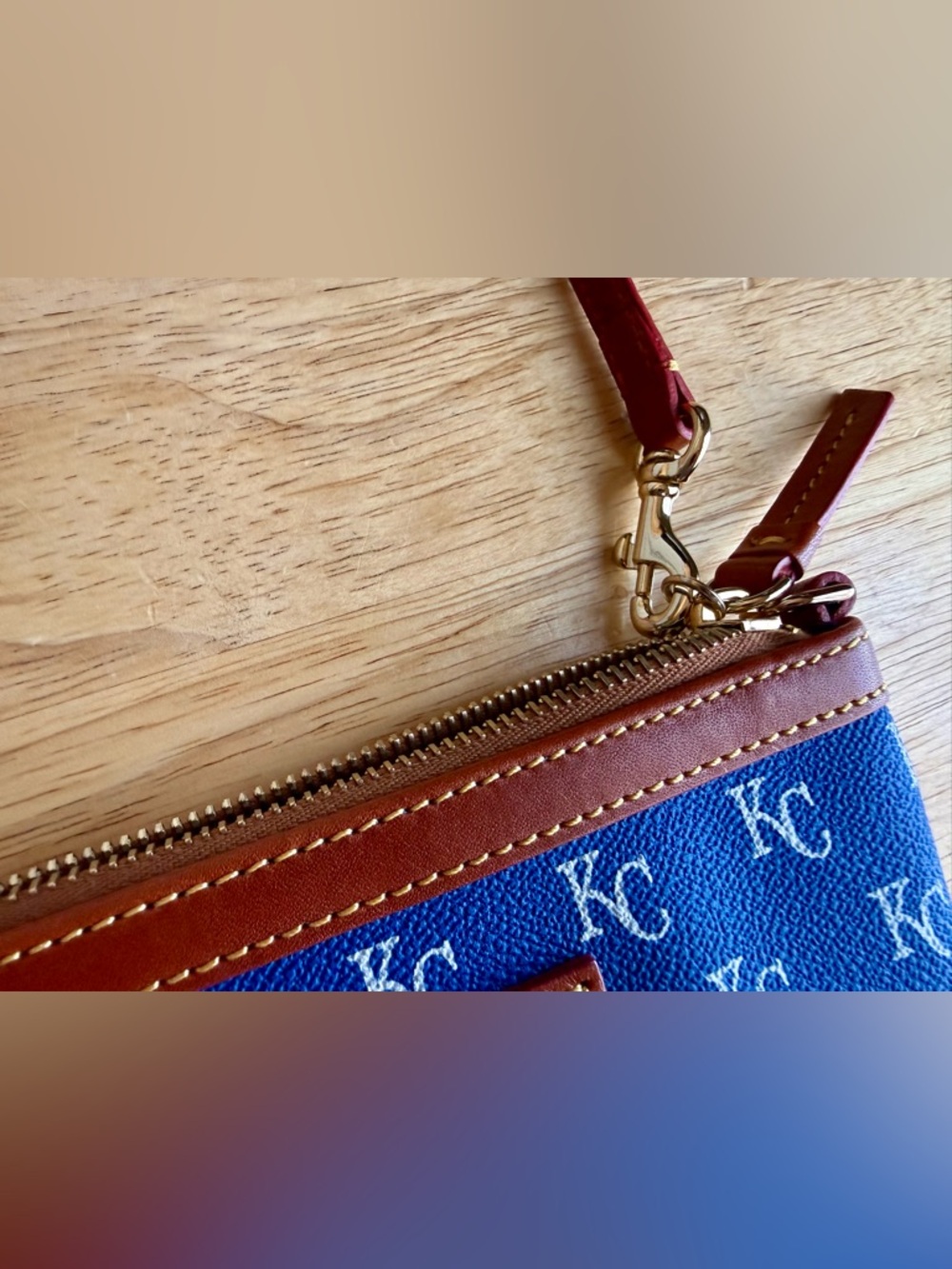 ⚾💙 Dooney & Bourke KC Royals World Series Wristlet 💙⚾ - Picture 4 of 8